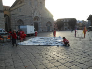 montaggio tenda in piazza Duomo